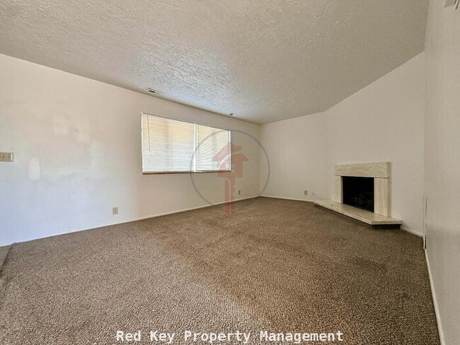 Building Photo - Noble Rd. Duplex