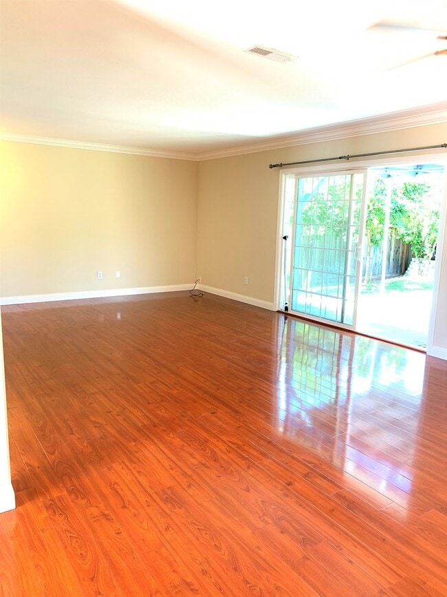Foto del edificio - 3 Bedroom Home- Laminate Floors- Central A...