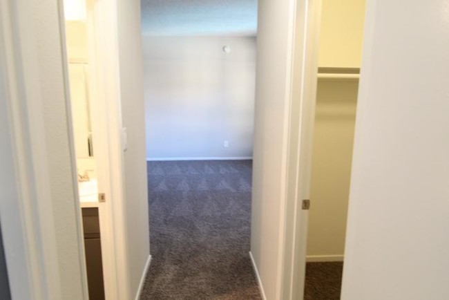 Building Photo - 2 bedroom in Reseda CA 91335