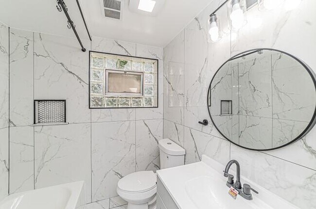 Foto del edificio - 7530 N Oakley Ave