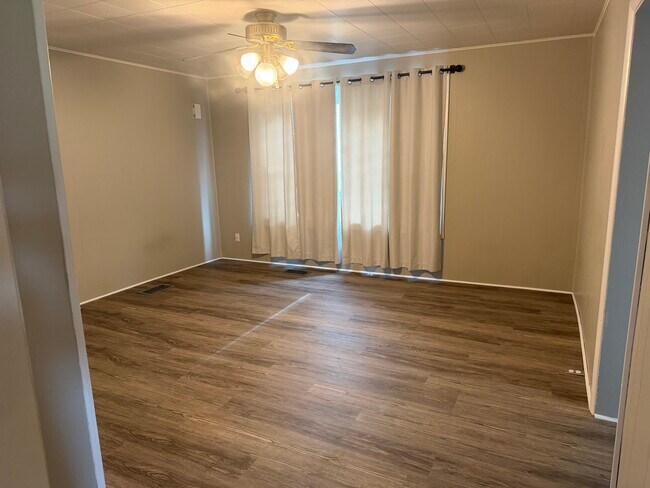 Sala de estar contigua al segundo dormitorio. - 820 E Washington St