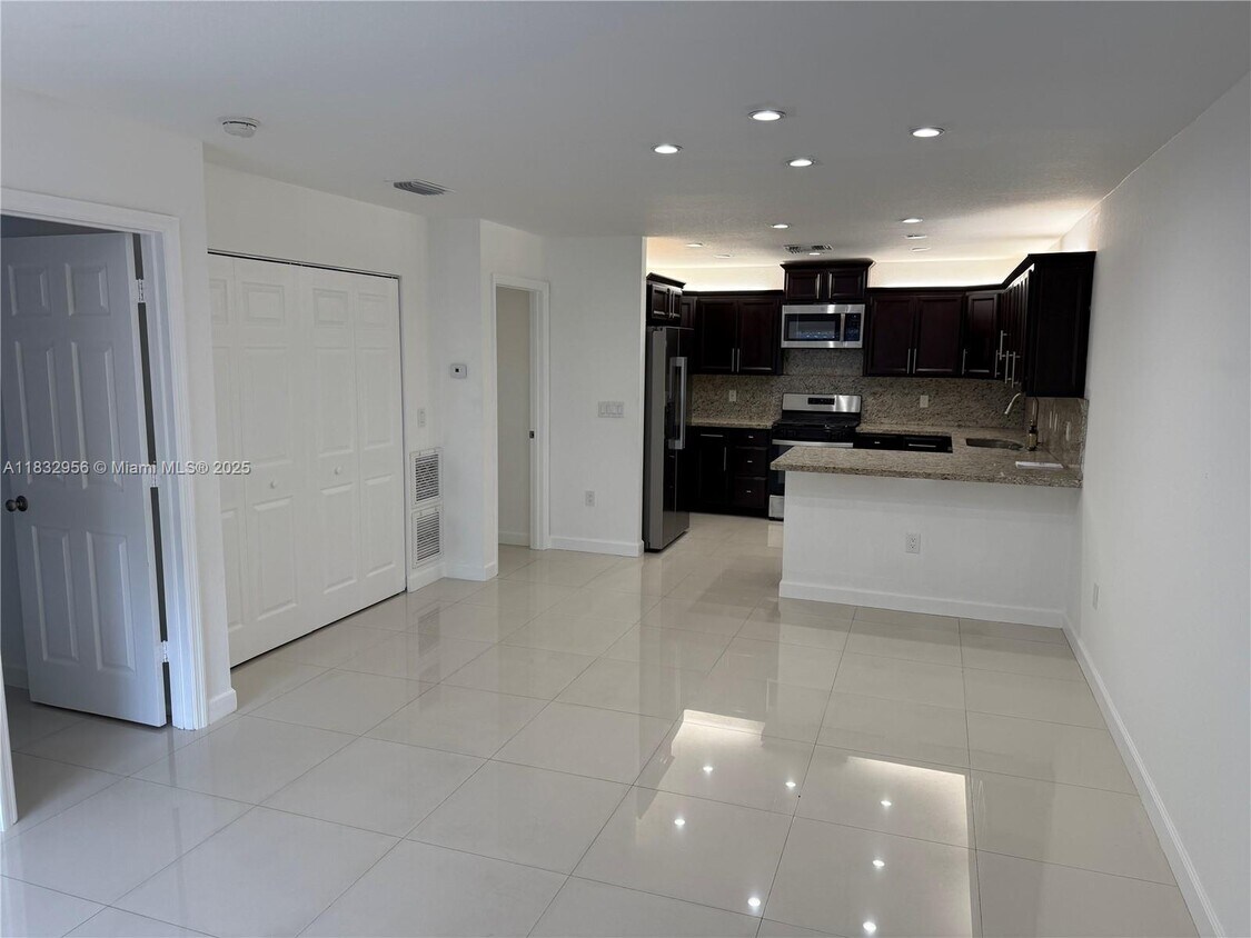 Foto principal - 214 NE 108th St