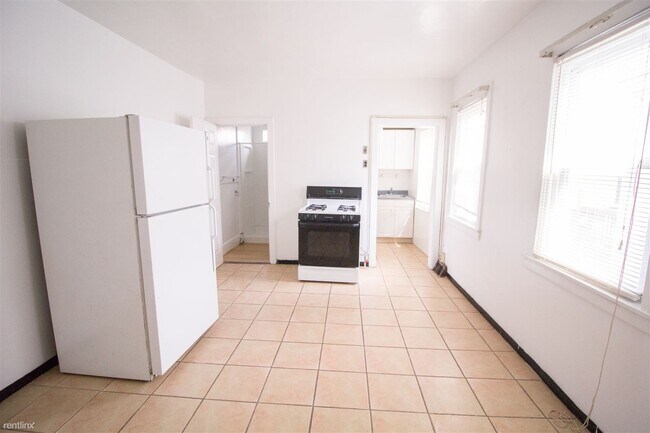 Building Photo - 3 br, 1 bath House - Uptown close To Point...