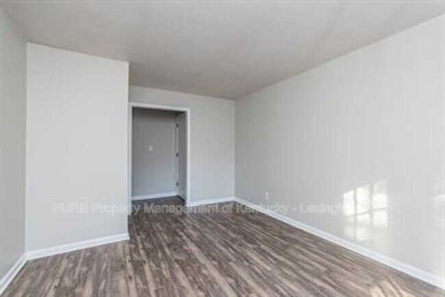 Foto del edificio - 3736 Camelot Dr