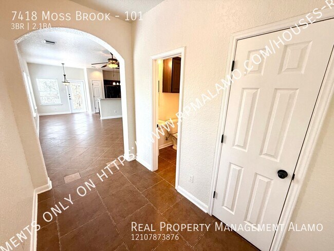 Foto del edificio - 7418 Moss Brook Dr