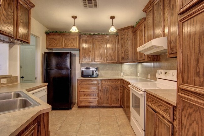 Building Photo - 2418 Handlin Dr