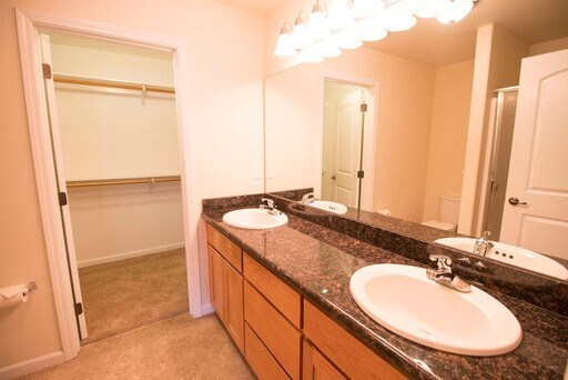 Building Photo - Cute, clean 2 bedroom upstairs apartment with balcony.