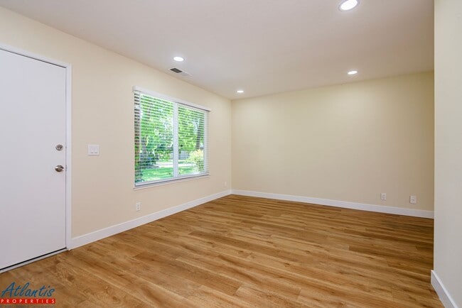 Building Photo - Lovely Townhouse | Remodeled | Private Patio