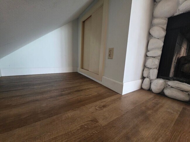 Foto del edificio - RENOVATED 2BD/1.5 BATH WITH PARKING, LAUNDRY, AND FULL H-VAC