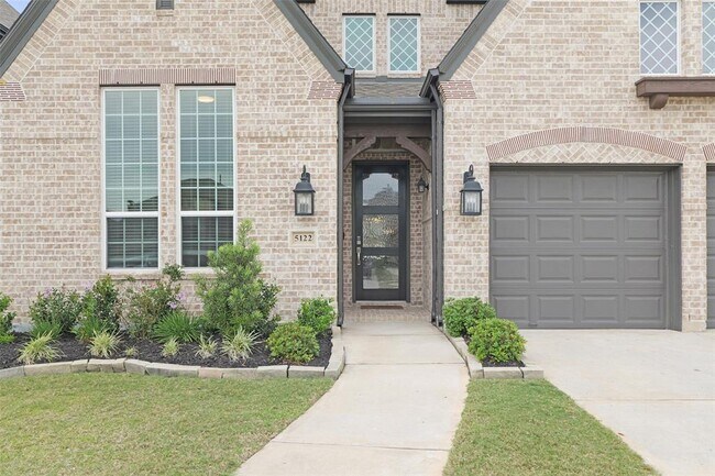Foto del edificio - 5122 Walnut Grv Ln