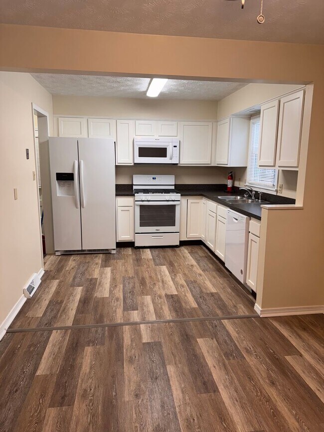 Building Photo - 2239 Woodland Trce