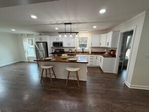 Building Photo - 33 Anna Dr