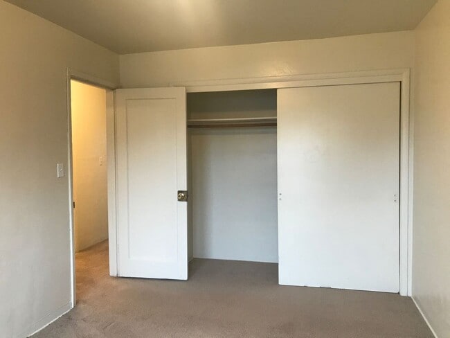Building Photo - Duplex ~ Albany ~ Pet Friendly