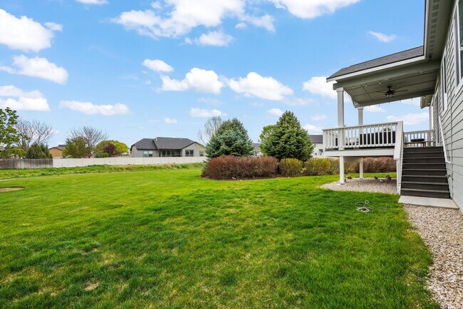 Foto del edificio - STUNNING 3bd/2ba Custom Home w/3 Car Garage on a Huge Lot!