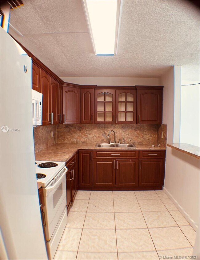 Building Photo - 14830 Naranja Lakes Blvd