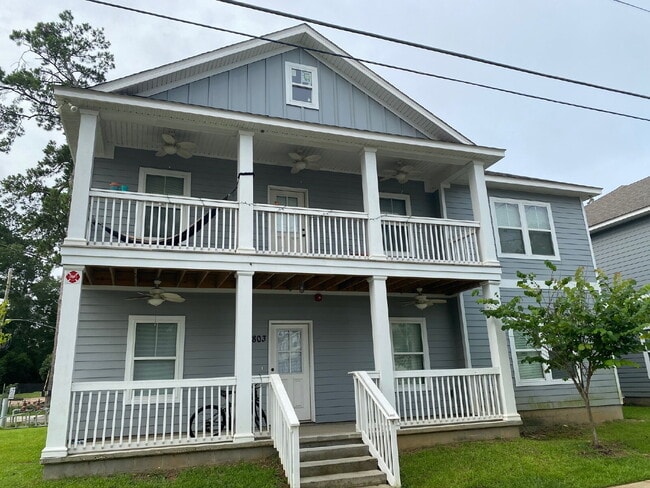 Foto del edificio - Now Leasing! Spacious 6-Bedroom, 6.5-Bathroom student house just minutes from campus. Only $725/m...