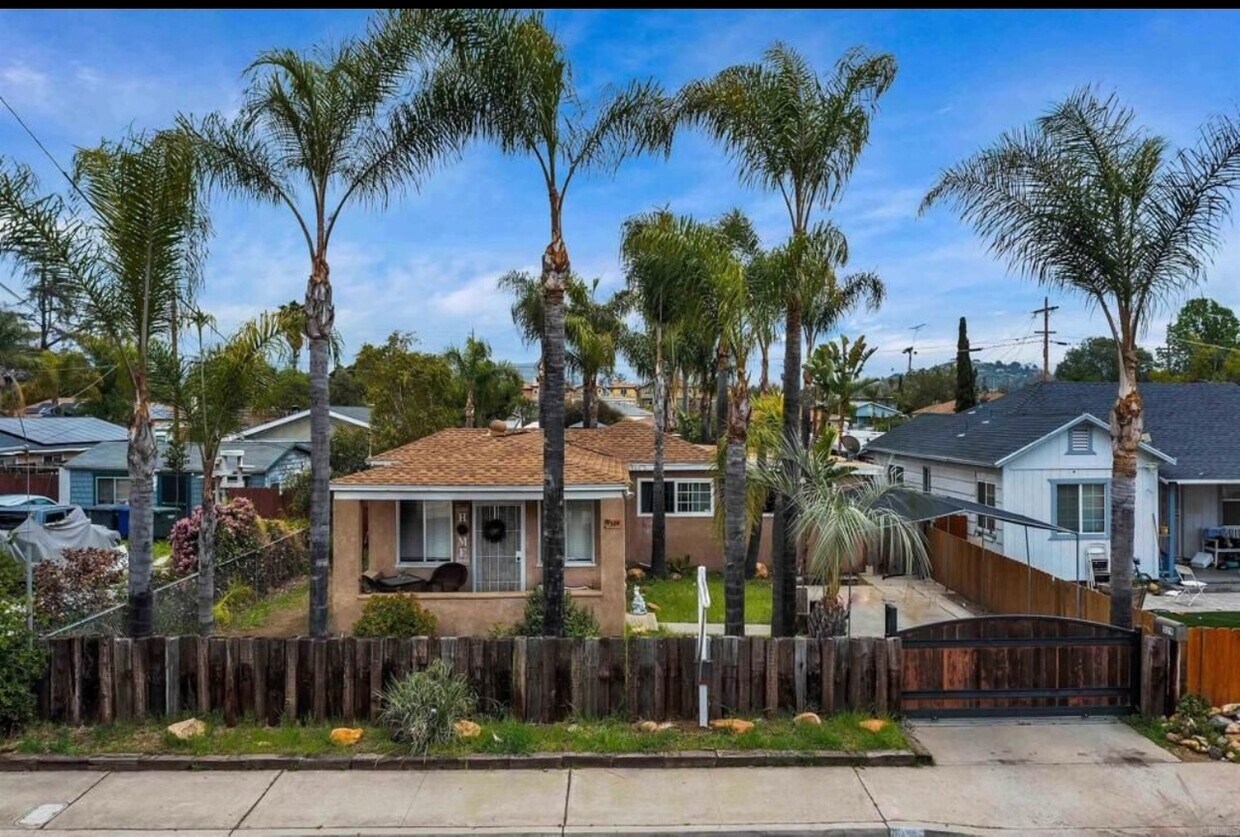 Vista frontal; cochera cerrada. - 529 S Sunshine Ave
