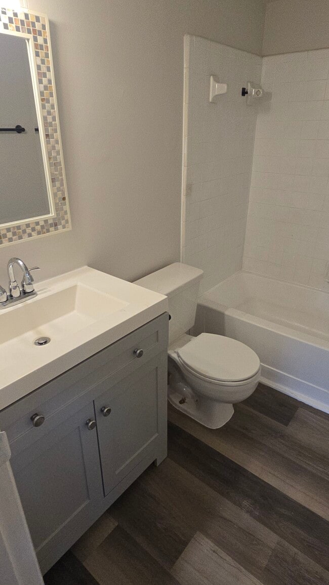 Building Photo - Elmtree Apartments