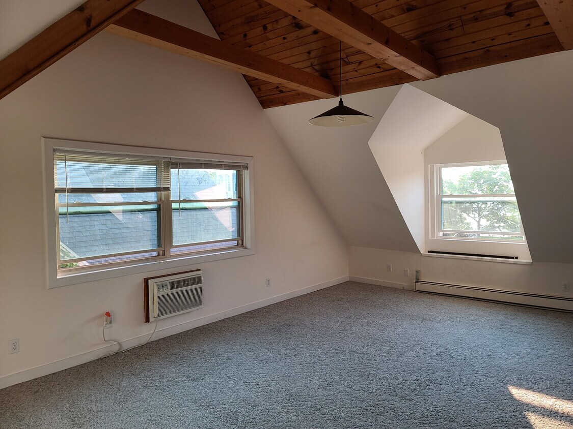 Primary Photo - 729 E Gorham St