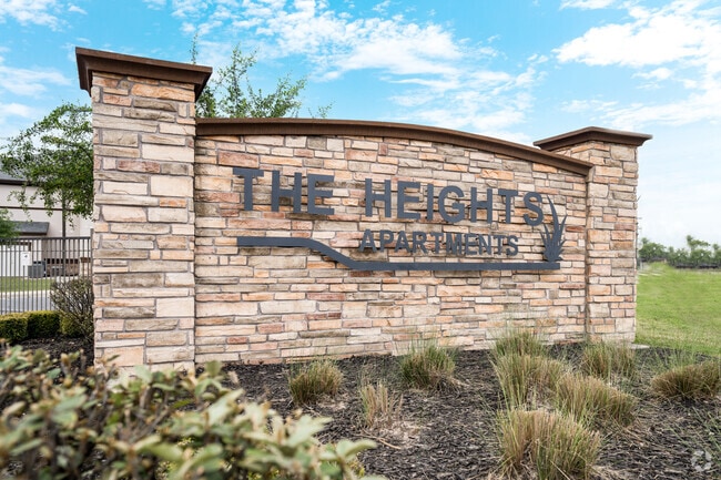 Entrada principal de The Heights - The Heights
