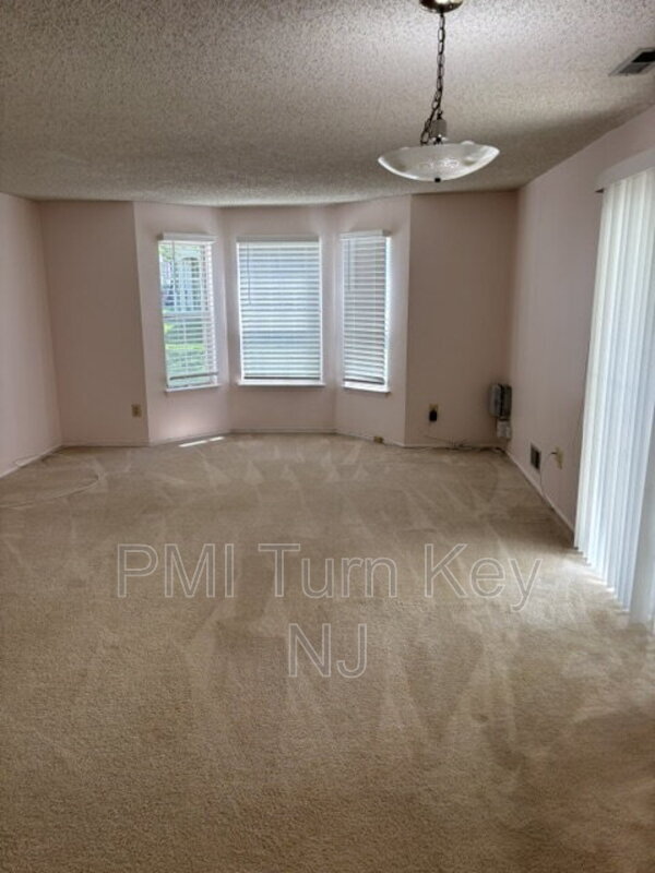 Building Photo - 133 Tulip Ln