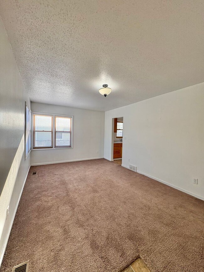 Building Photo - 2 Bedroom House!