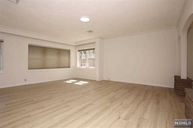 Building Photo - 256 Leonia Ave