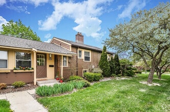 Building Photo - 2263 Parkwood Ave