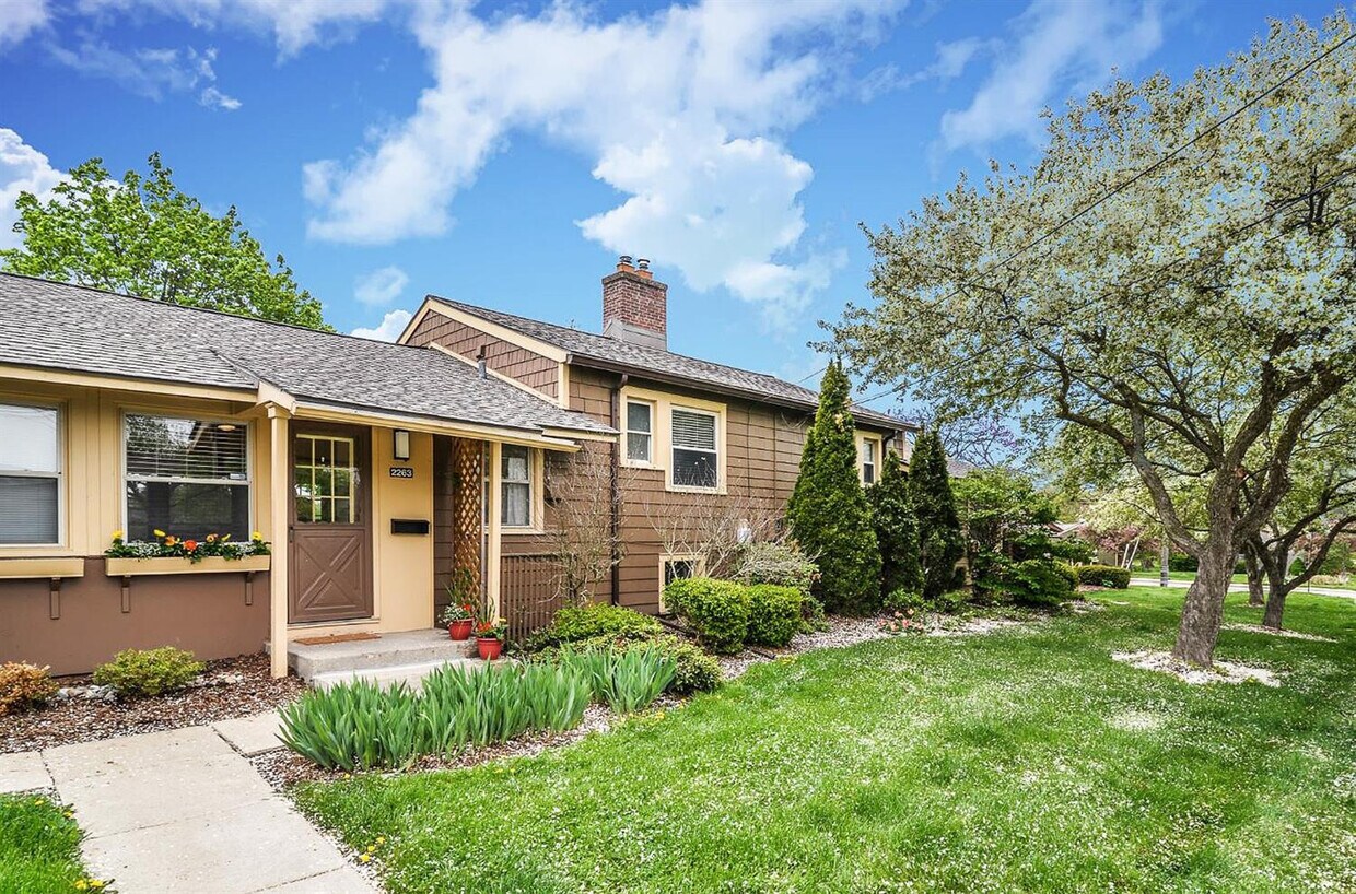 Foto principal - 2263 Parkwood Ave