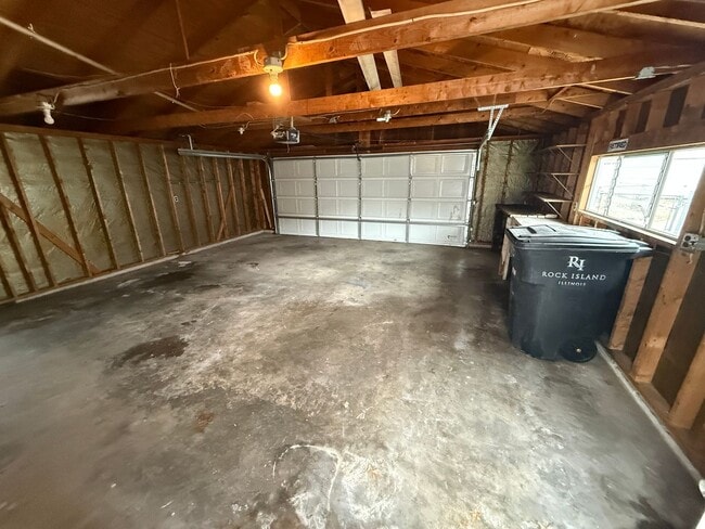 Building Photo - 3B / 1B home with over 1200 square feet!