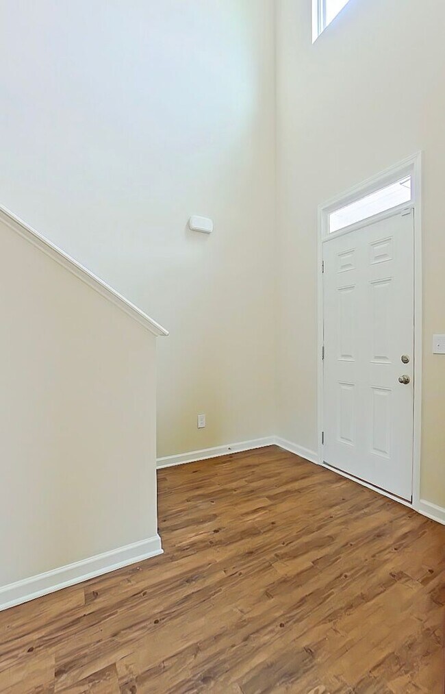Building Photo - 4 Bedroom in Sims Landing!