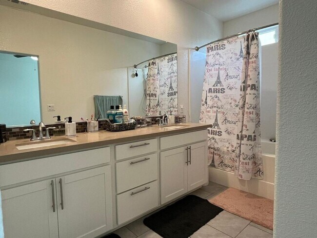 Foto del edificio - Beautiful Modern Home in Natomas Crossing Close to Downtown, Shopping, and More!