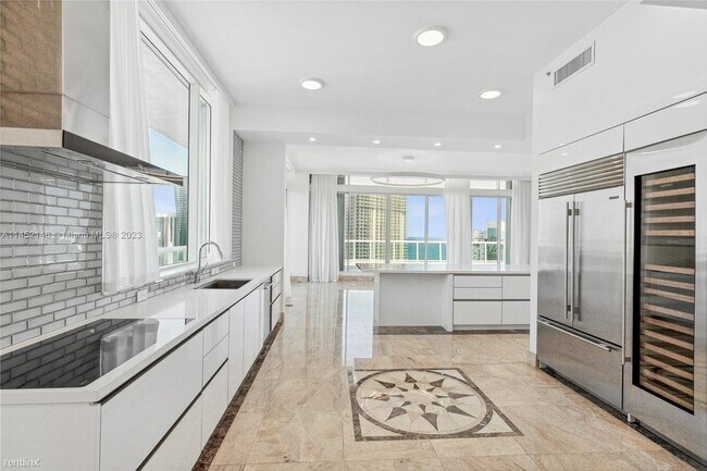 Building Photo - 4 br, 3.5 bath Condo - 16400 Collins Ave #...