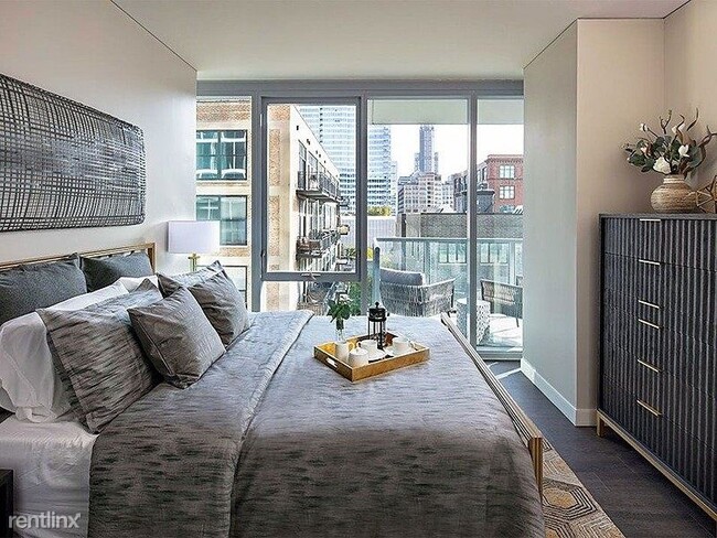 Building Photo - 1 br, 1 bath Condo - 900 West Van Buren St...