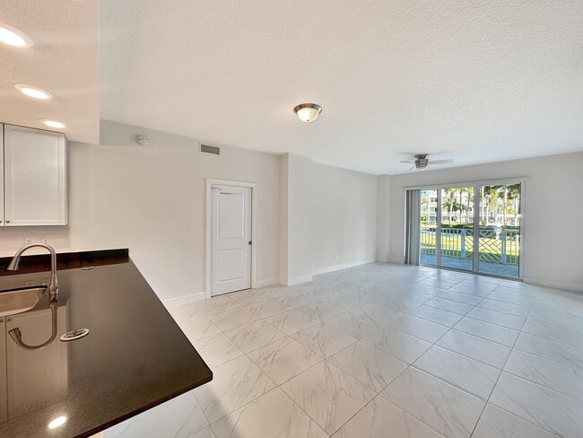 Foto del edificio - 312 Bay Colony Dr N