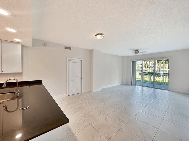 Building Photo - 312 Bay Colony Dr N