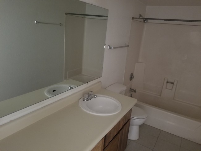 Building Photo - 2 BD 1 BA, near Dysart And VanBuren