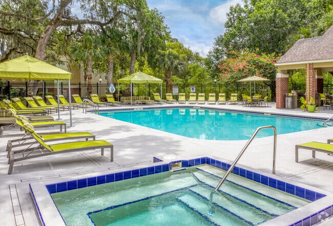 Jacuzzi & Pool - 42N Apartments