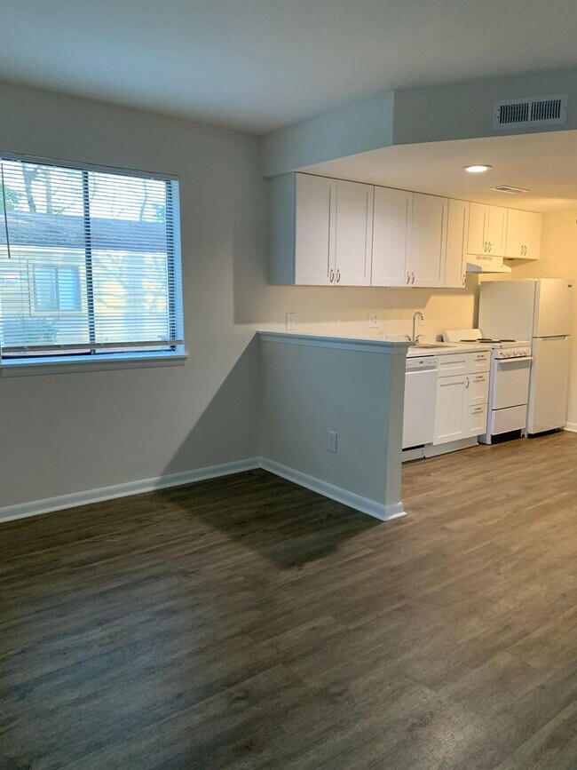 Foto del edificio - Recently Remodeled! Close to UNCW: 1 Bedroom, 1 Bath Condo Seahawk Square