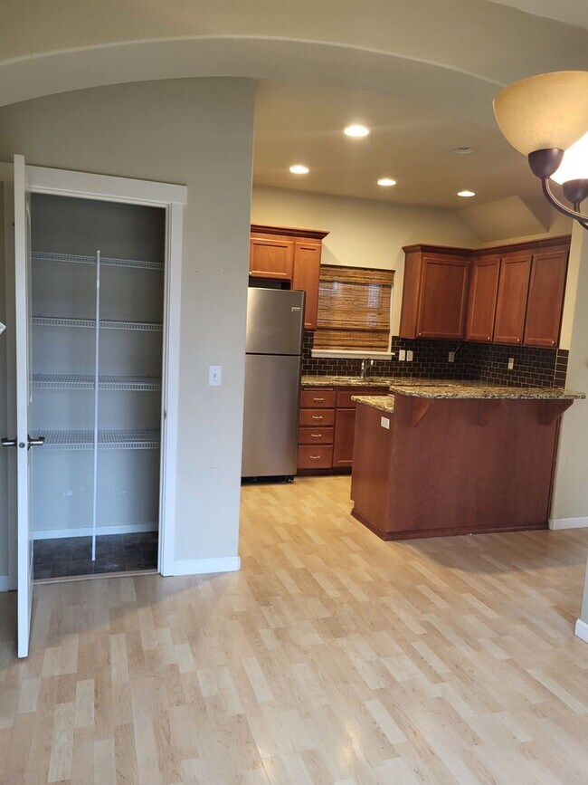 Foto del edificio - Beautiful 3 Bed 2.5 Bath 3 story home in South Hill Puyallup