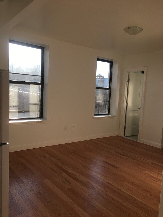 LR - 3921 57th St
