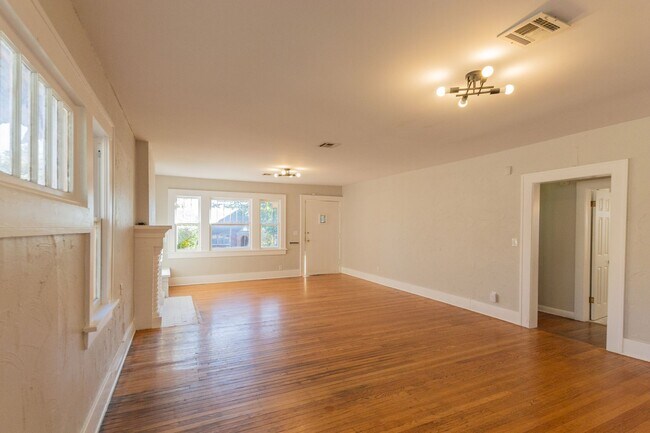 Foto del edificio - Charming 3-Bedroom Home in the Heart of Ok...