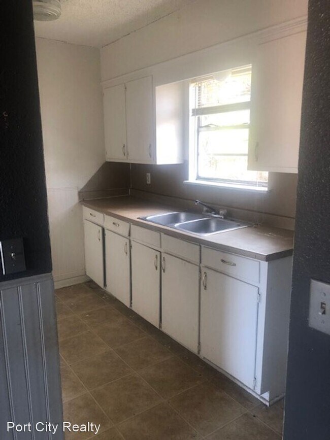 Building Photo - 2 br, 1 bath House - 4402 Westwood Park Dr