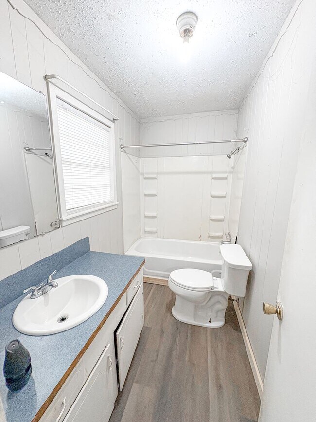 Building Photo - 3bedroom home with Large yard and Shop