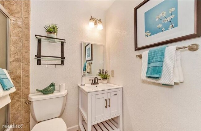 Building Photo - 2 br, 1 bath Condo - 5648 Madison Avenue