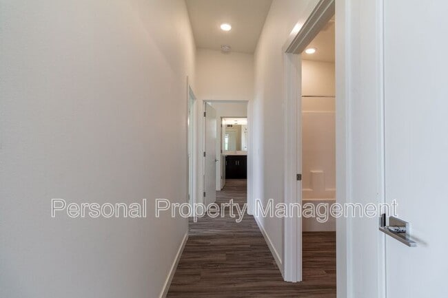 Foto del edificio - 1111 W Fourth Plain Blvd