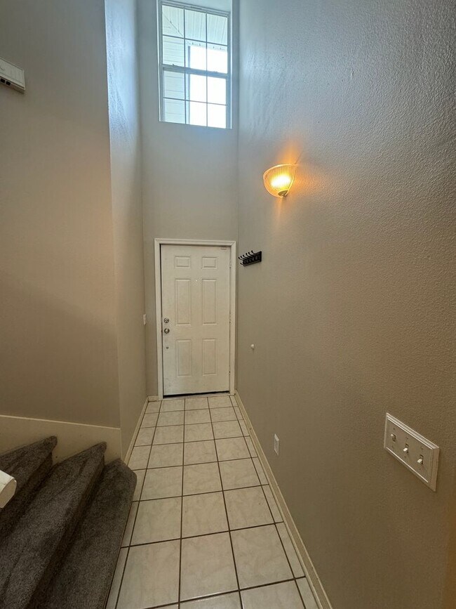 Building Photo - Large 4 Bedroom Home