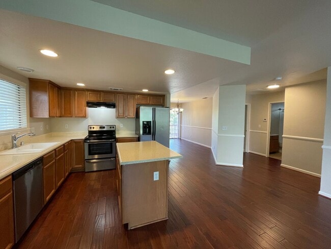 Foto del edificio - Exceptionally Roomy Upstairs 2 Bed 2 Bath Duplex! Dishwasher, Garage, Washer/Dryer Hookups