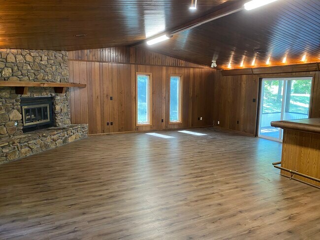 Great Room/Additions - 1809 Doris Dr