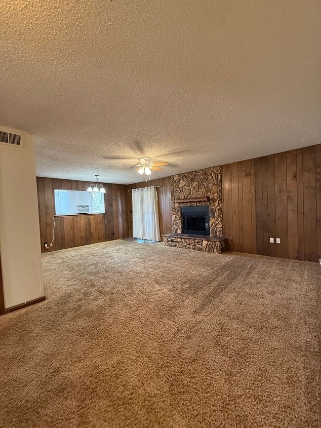 Building Photo - 804 Laurelwood Dr